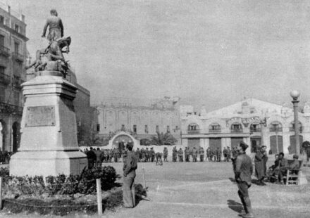 Soldados en la actual plaza de la independencia pocos dias despues de la entrada de las tropas franquistas en Girona, un 18 de febrero del año 1936 / ARXIU MUNICIPAL