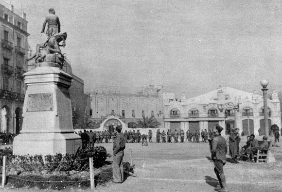 Soldados en la actual plaza de la independencia pocos dias despues de la entrada de las tropas franquistas en Girona, un 18 de febrero del año 1936 / ARXIU MUNICIPAL